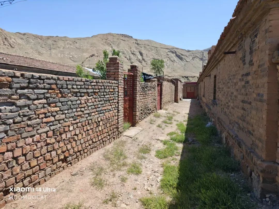 叔叔凭借记忆找到了当年自己住的宿舍，左手第一个门。往里张望了几眼，之前有人住过，不过目测已经废弃5年以上了